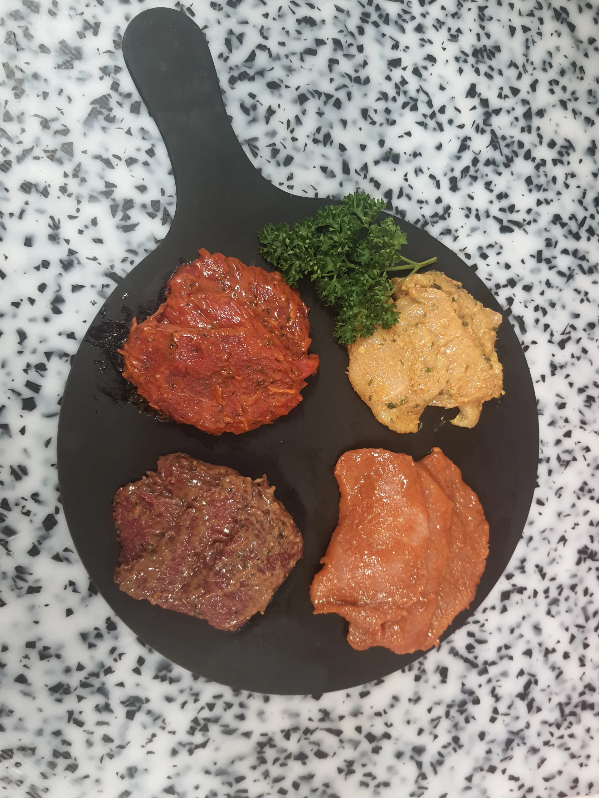 boeuf poivre , echalotte , poulet thai, porc curry